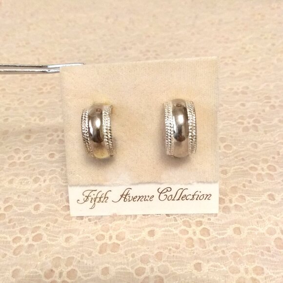 Vintage Silver Tone Earrings Non-Pierced Clip Earrings Timeless VTG Jewelry - Picture 1 of 8